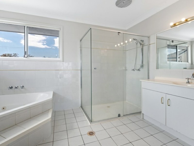 25 Tannah Court, Broadbeach Waters QLD 4218