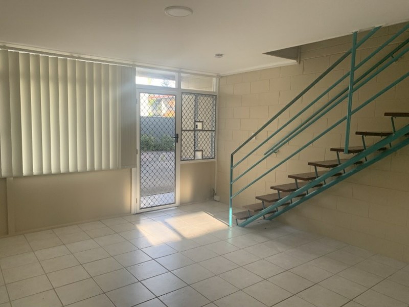 1/4 George Ave, Broadbeach QLD 4218