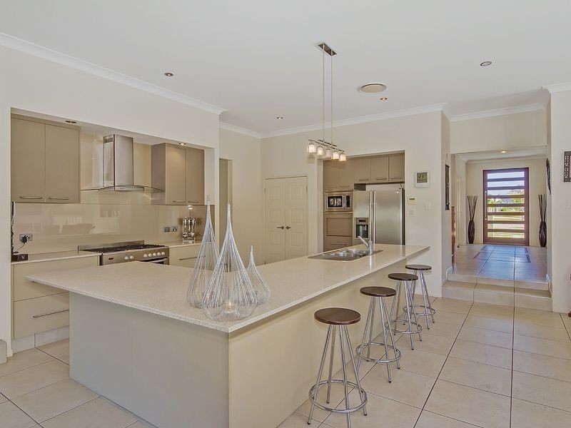 2 Giardino Lane, Varsity Lakes QLD 4227