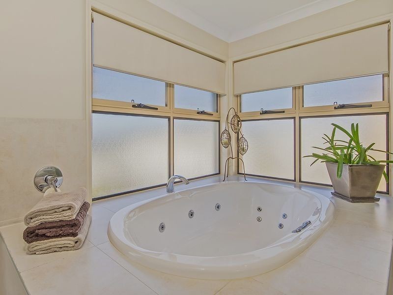 2 Giardino Lane, Varsity Lakes QLD 4227