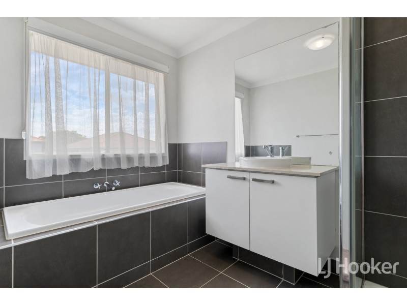 4 Savile Place, Narre Warren VIC 3805