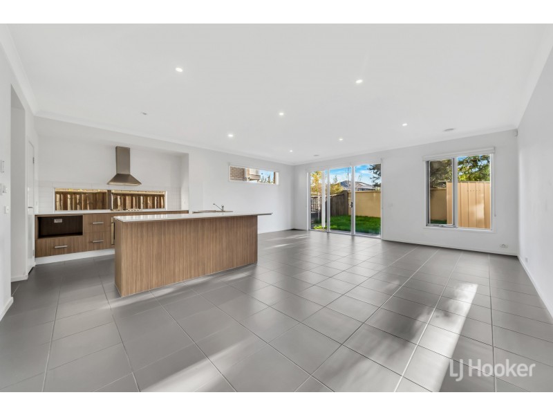 17 Broadbeach Circuit, Point Cook VIC 3030