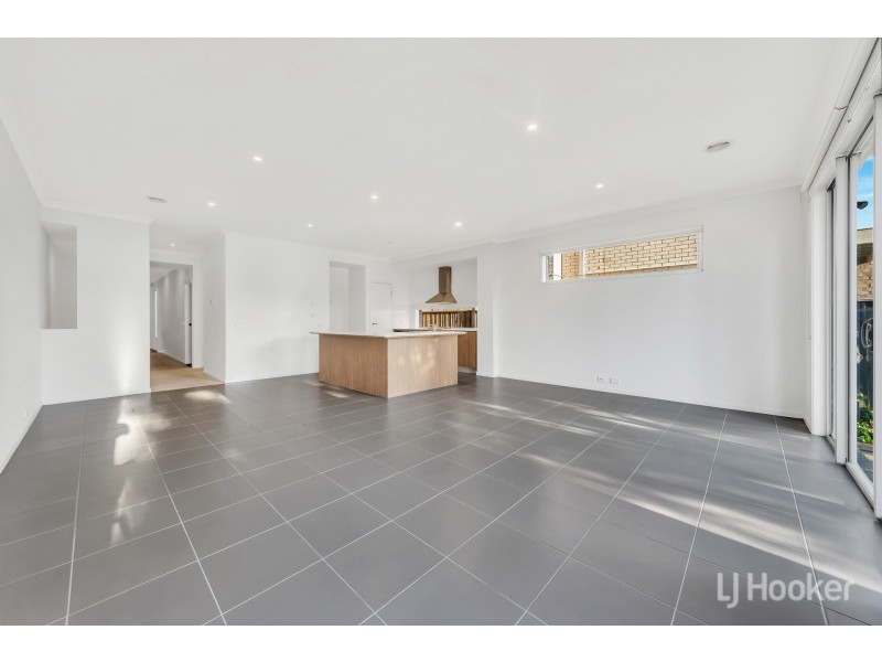 17 Broadbeach Circuit, Point Cook VIC 3030