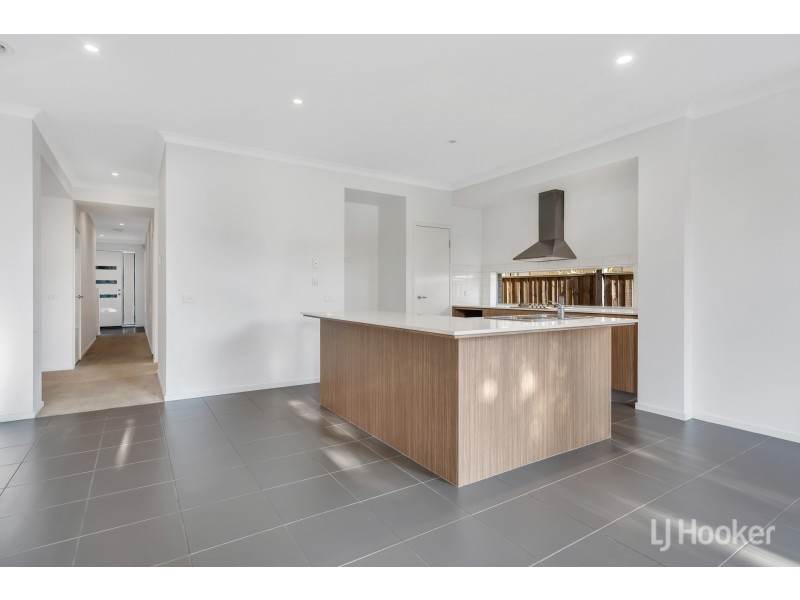 17 Broadbeach Circuit, Point Cook VIC 3030