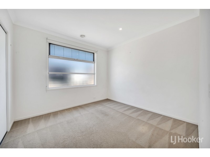 17 Broadbeach Circuit, Point Cook VIC 3030