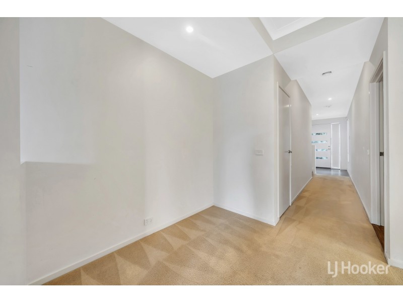 17 Broadbeach Circuit, Point Cook VIC 3030