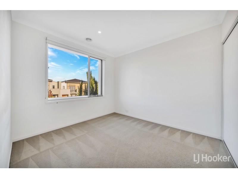 17 Broadbeach Circuit, Point Cook VIC 3030