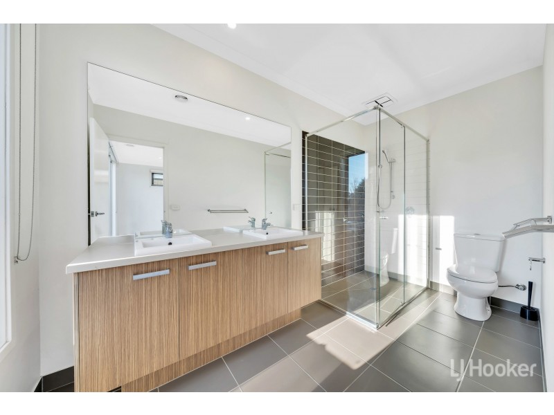 17 Broadbeach Circuit, Point Cook VIC 3030