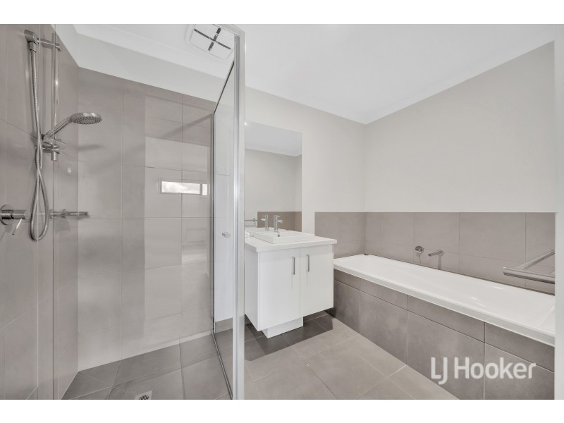 7 Clarence Walk, Mickleham VIC 3064