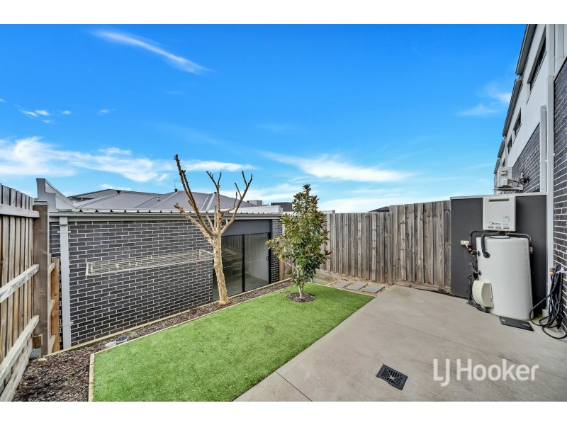 7 Clarence Walk, Mickleham VIC 3064