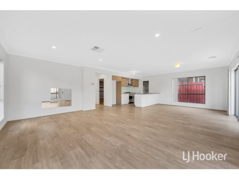 11 Roundhay Crescent, Point Cook VIC 3030