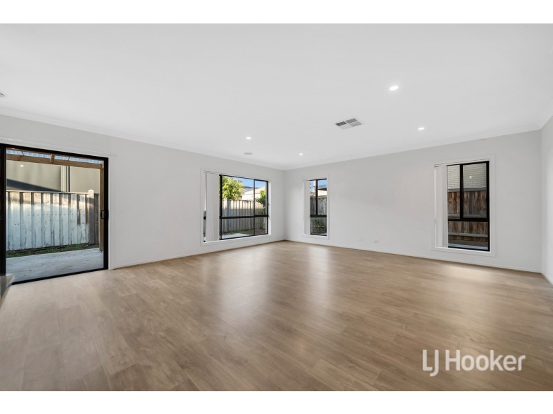 11 Roundhay Crescent, Point Cook VIC 3030