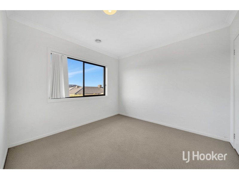 11 Roundhay Crescent, Point Cook VIC 3030