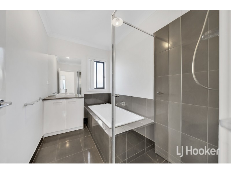 11 Roundhay Crescent, Point Cook VIC 3030