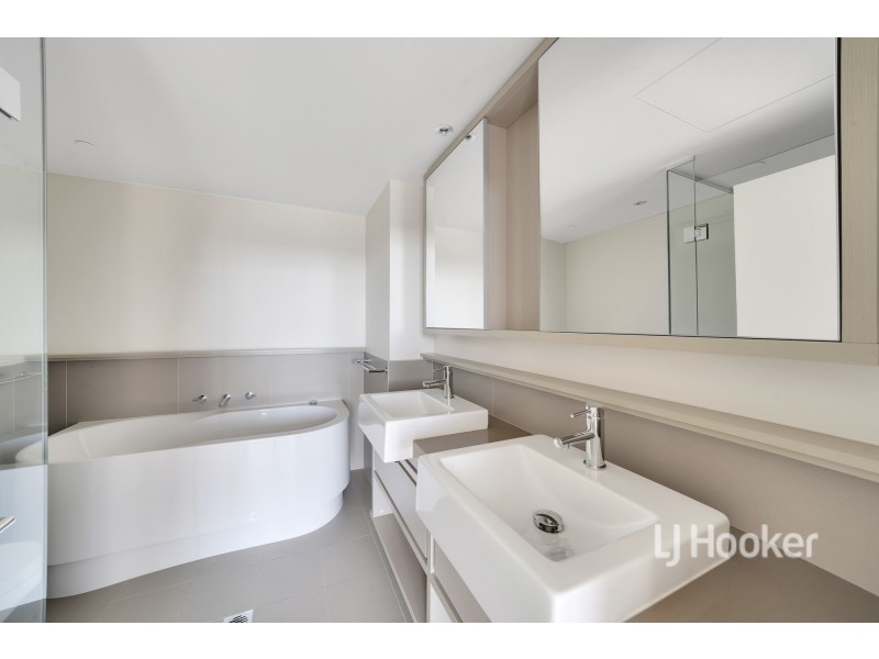 2404/9 Waterside Place, Docklands VIC 3008