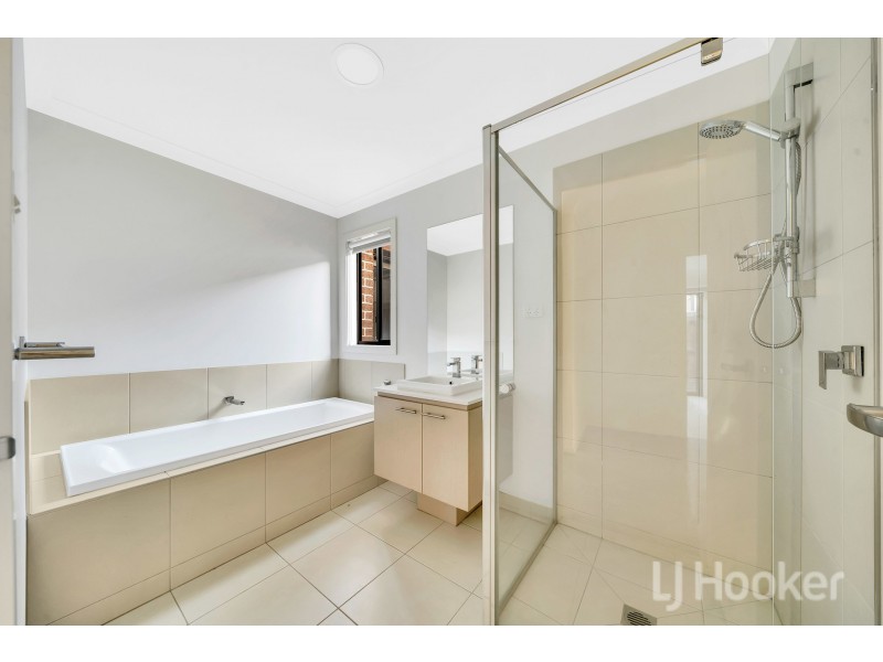 48 Merryfield Circuit, Williams Landing VIC 3027