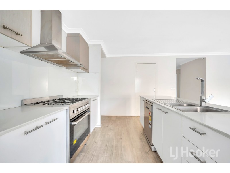 48 Merryfield Circuit, Williams Landing VIC 3027