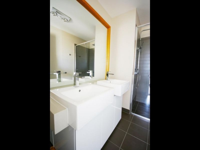 18 Central Park Walk, Cheltenham VIC 3192