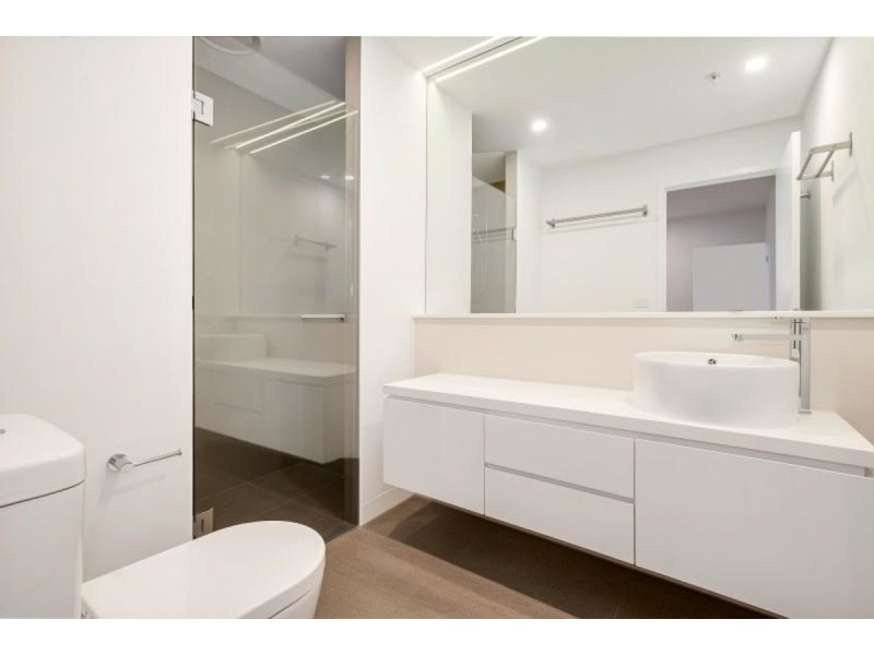 402/5 Sovereign Point Court, Doncaster VIC 3108