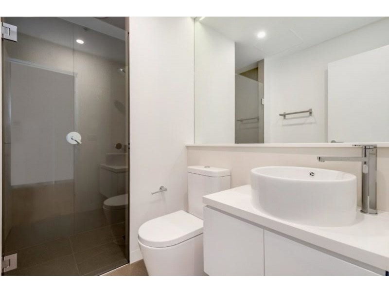 402/5 Sovereign Point Court, Doncaster VIC 3108