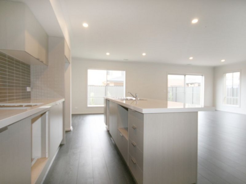 8 Chartwell Avenue, Truganina VIC 3029