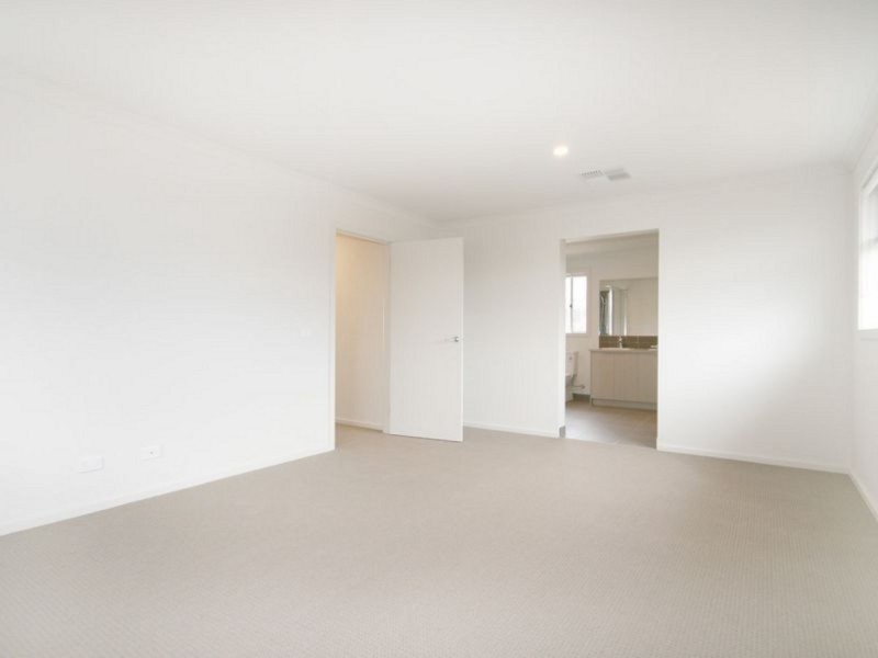 8 Chartwell Avenue, Truganina VIC 3029