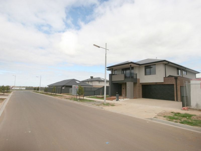 8 Chartwell Avenue, Truganina VIC 3029