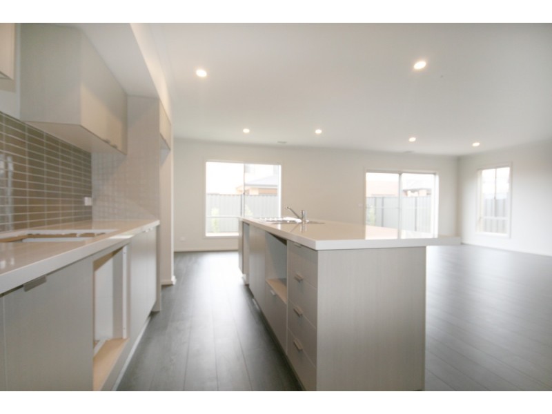 8 Chartwell Avenue, Truganina VIC 3029