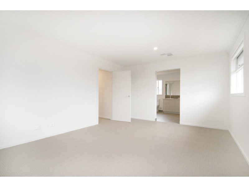 8 Chartwell Avenue, Truganina VIC 3029