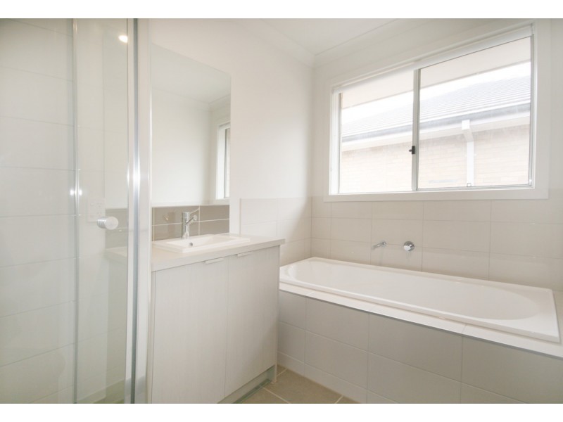 8 Chartwell Avenue, Truganina VIC 3029