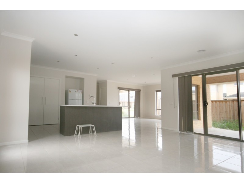 15 Maritime Circuit, Sanctuary Lakes VIC 3030