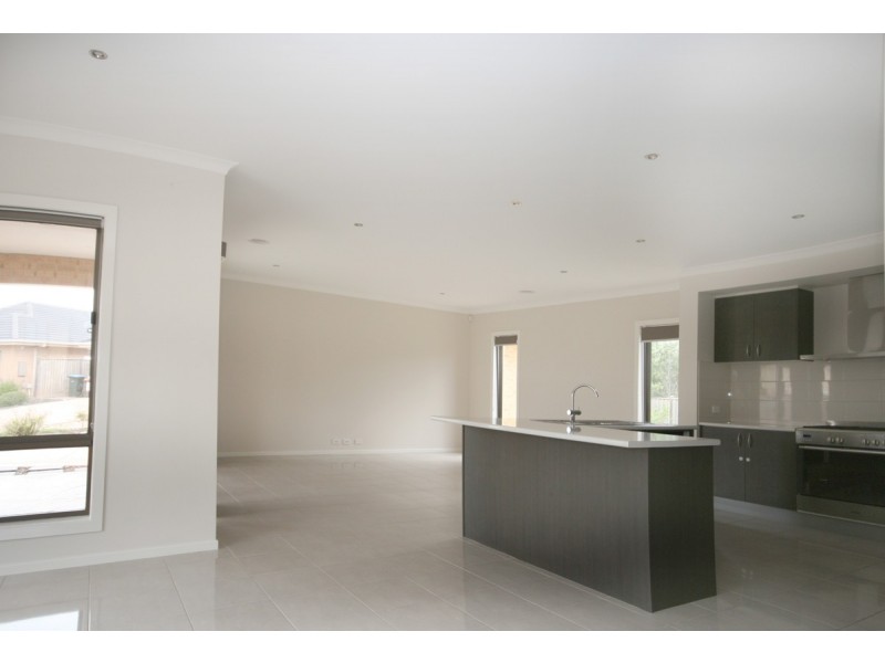 15 Maritime Circuit, Sanctuary Lakes VIC 3030