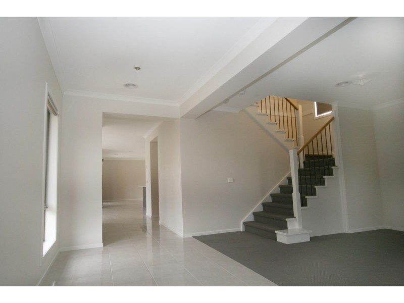 15 Maritime Circuit, Sanctuary Lakes VIC 3030