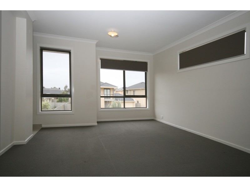 15 Maritime Circuit, Sanctuary Lakes VIC 3030