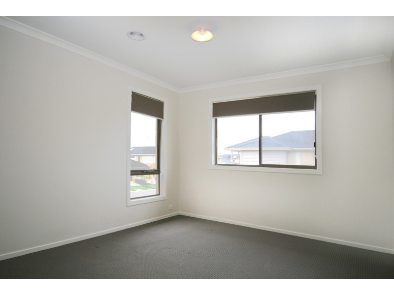 15 Maritime Circuit, Sanctuary Lakes VIC 3030