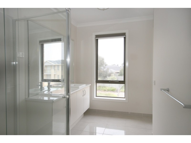 15 Maritime Circuit, Sanctuary Lakes VIC 3030