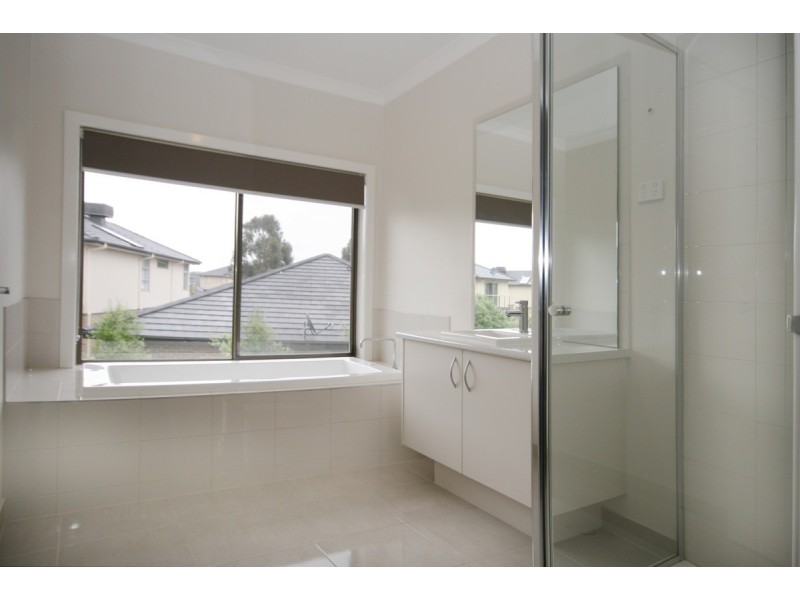 15 Maritime Circuit, Sanctuary Lakes VIC 3030