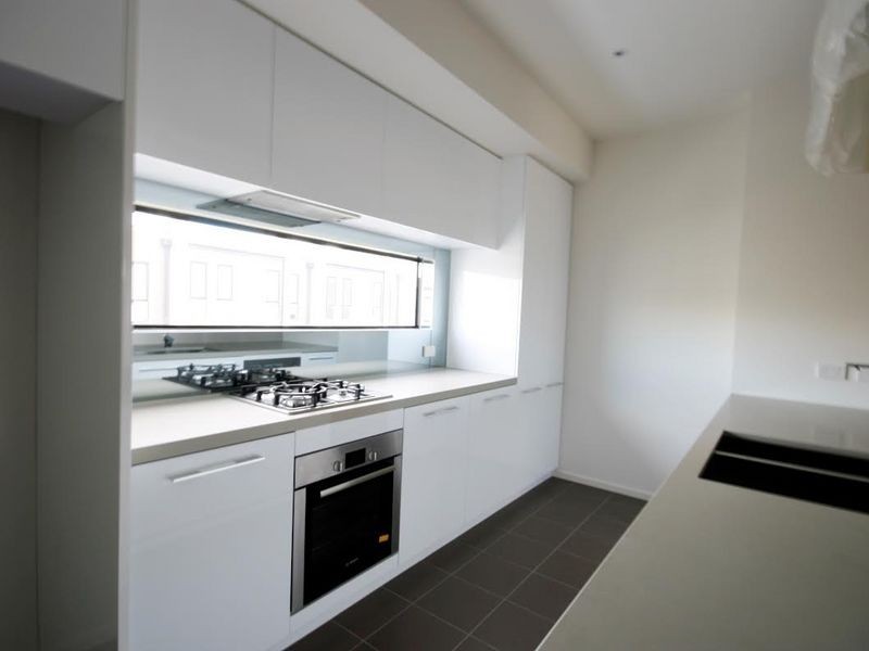 18 Central Park Walk, Cheltenham VIC 3192