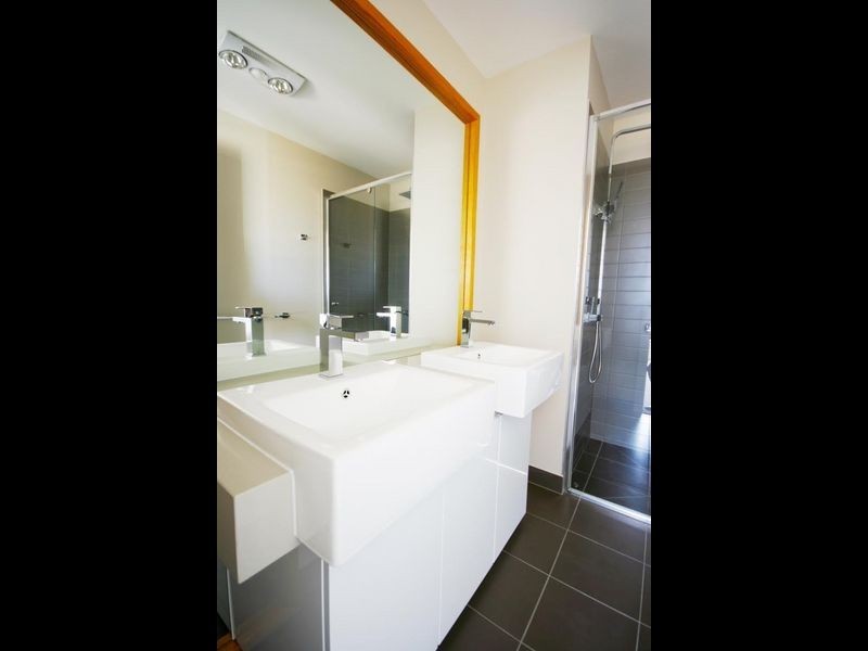 18 Central Park Walk, Cheltenham VIC 3192