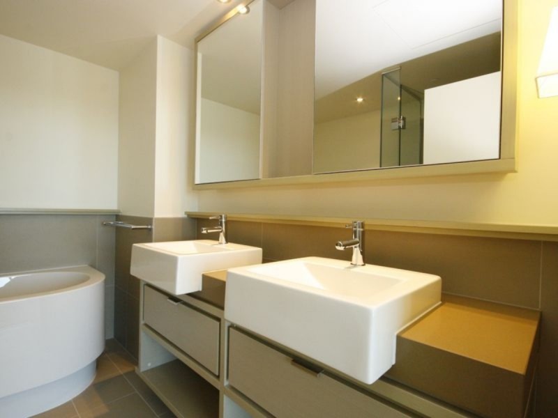 2404/9 Waterside Place, Docklands VIC 3008