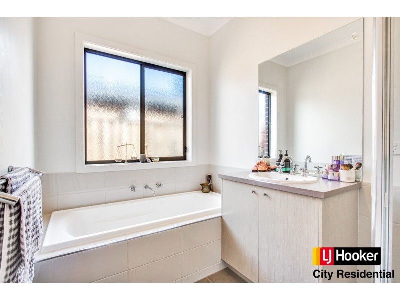 16 Chamberlain Way, Williams Landing VIC 3027