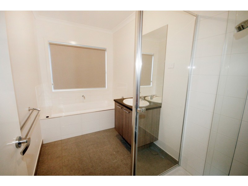 13 Aylesbury Avenue, Truganina VIC 3029