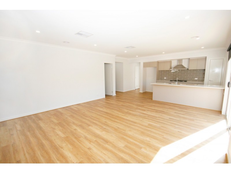 15 Sorrenberg Street, Point Cook VIC 3030