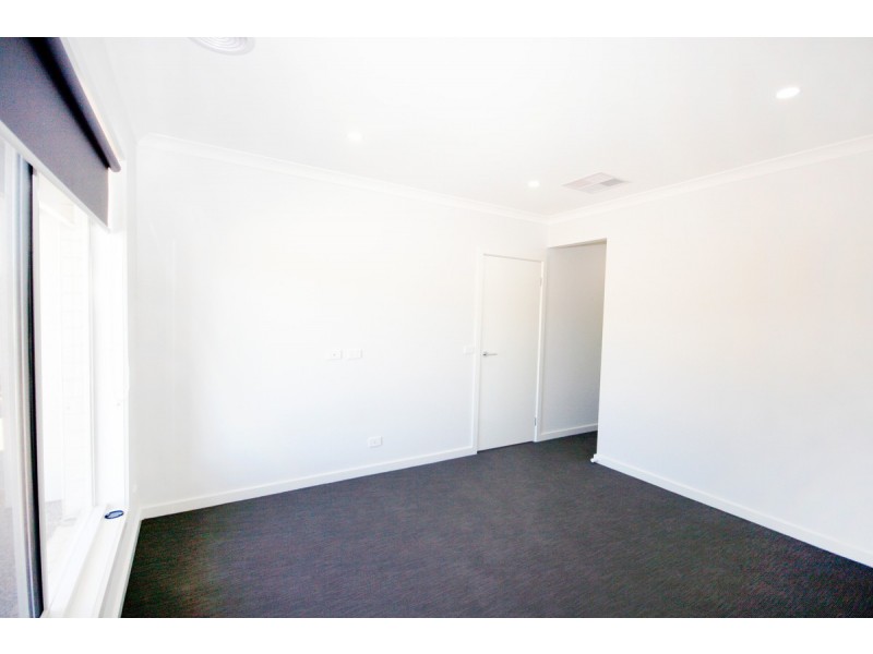 15 Sorrenberg Street, Point Cook VIC 3030