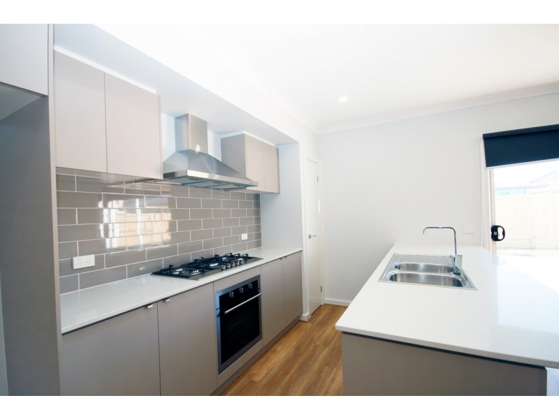 15 Sorrenberg Street, Point Cook VIC 3030