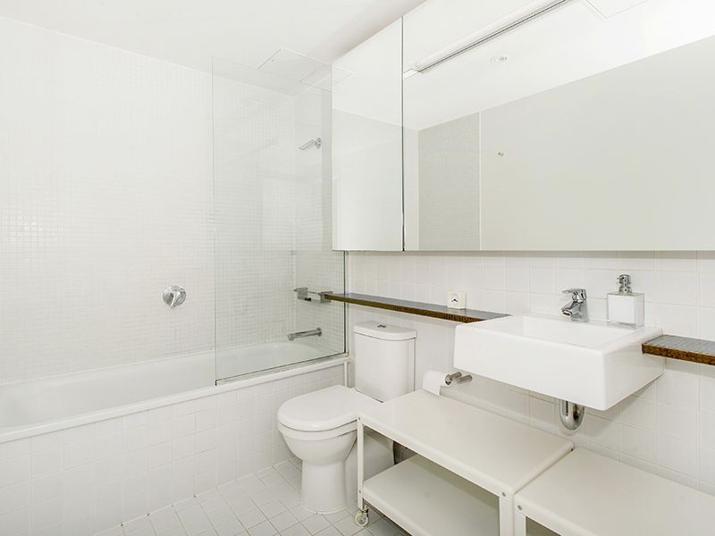 703/8 Waterview Walk, Docklands VIC 3008