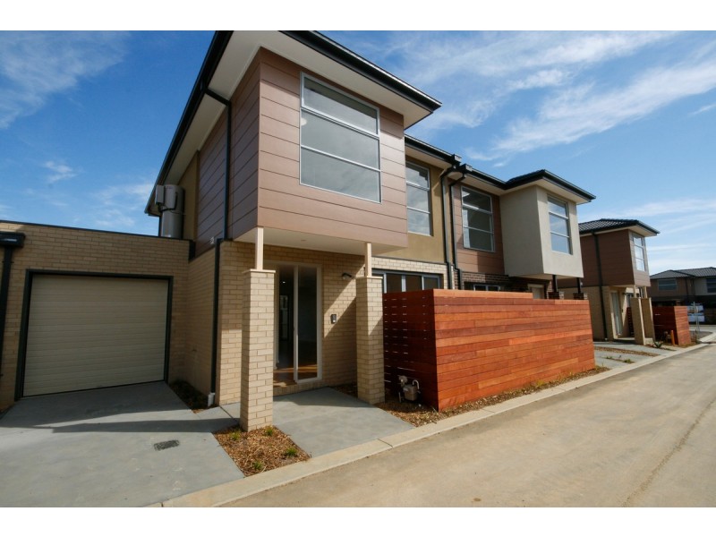 10 Emica Parade, Knoxfield VIC 3180