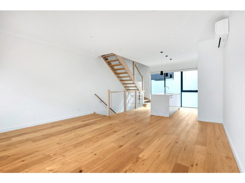 8 Tomkins Road, Port Melbourne VIC 3207