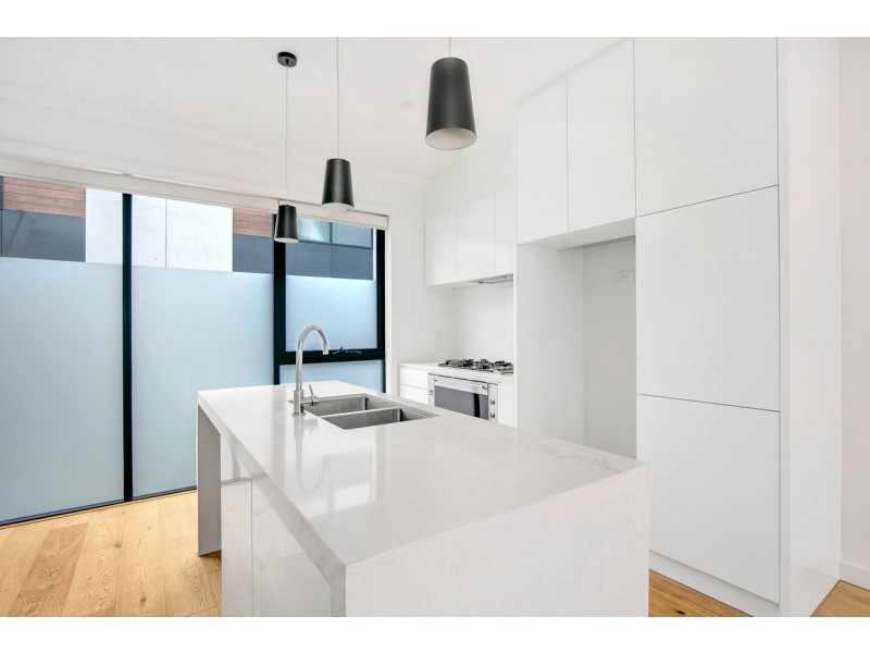 8 Tomkins Road, Port Melbourne VIC 3207