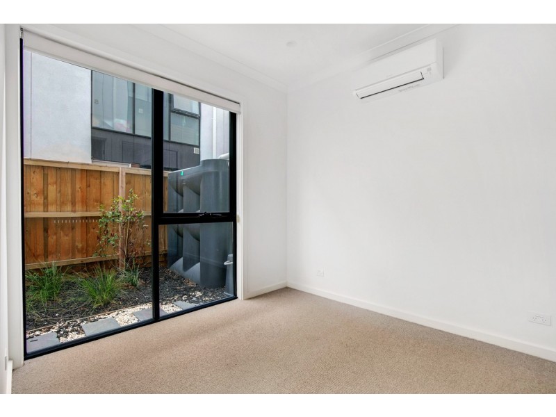 8 Tomkins Road, Port Melbourne VIC 3207